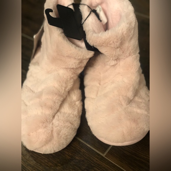 Muk Luks soft pink slippers size 8 - Picture 7 of 7